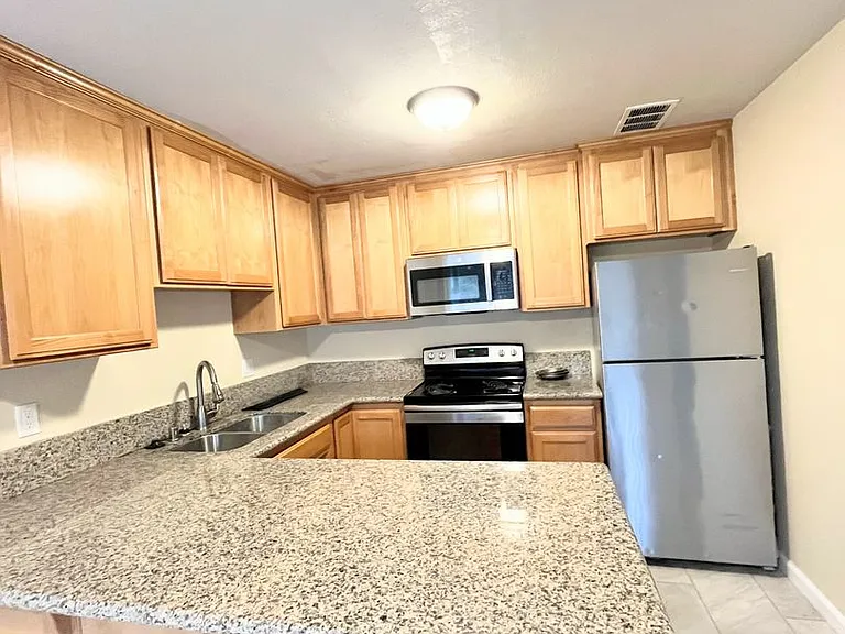 0750 - 50 Cameo Dr — Photo 6