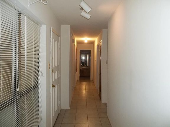 4th image of 122 Secluded Oaks Ln W