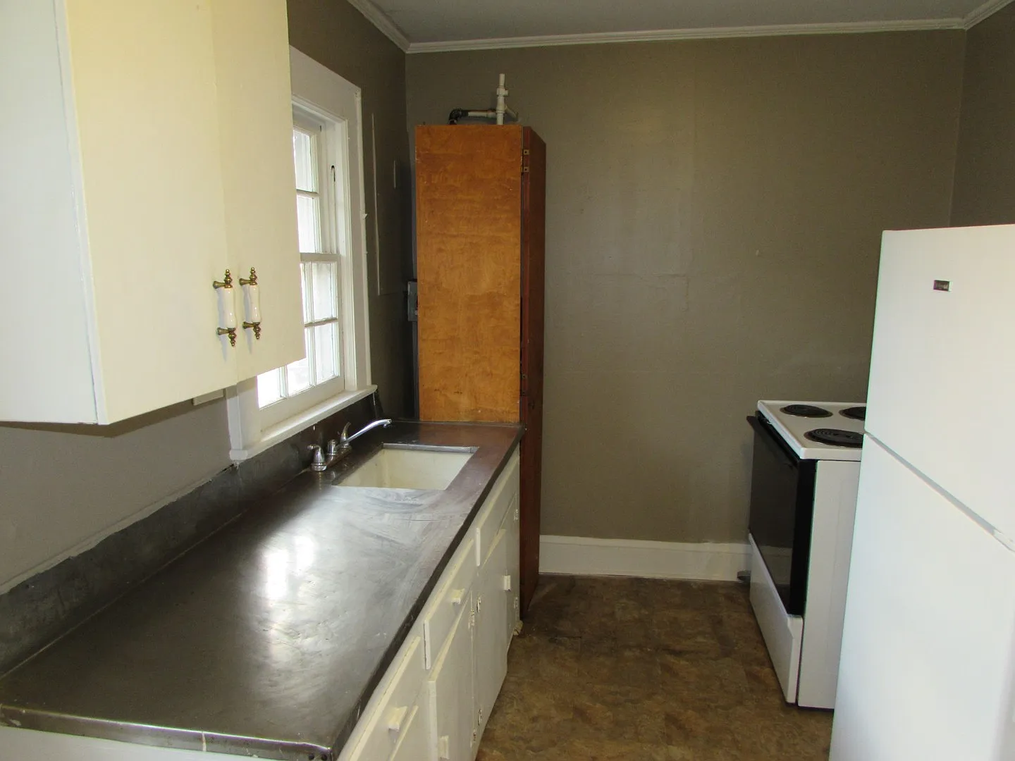 Front East 417 — Photo 3