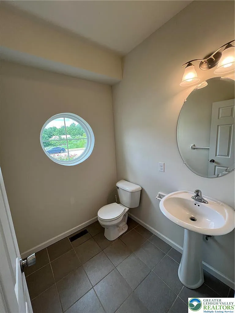 3 bed, 2.5 bath, 1869 sqft, $2,700 — Photo 2