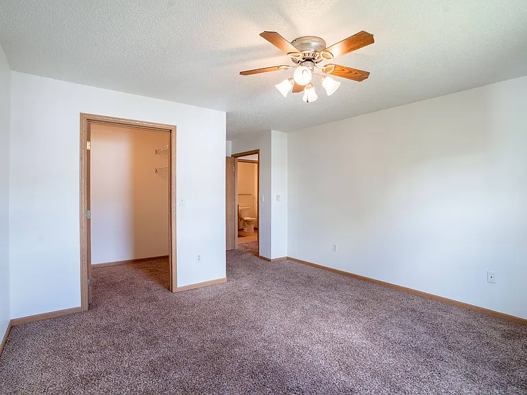 Fargo, ND Stonebridge Apartments | 21B | Bedroom