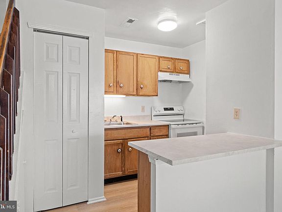5th image of 106 Newtowne Sq