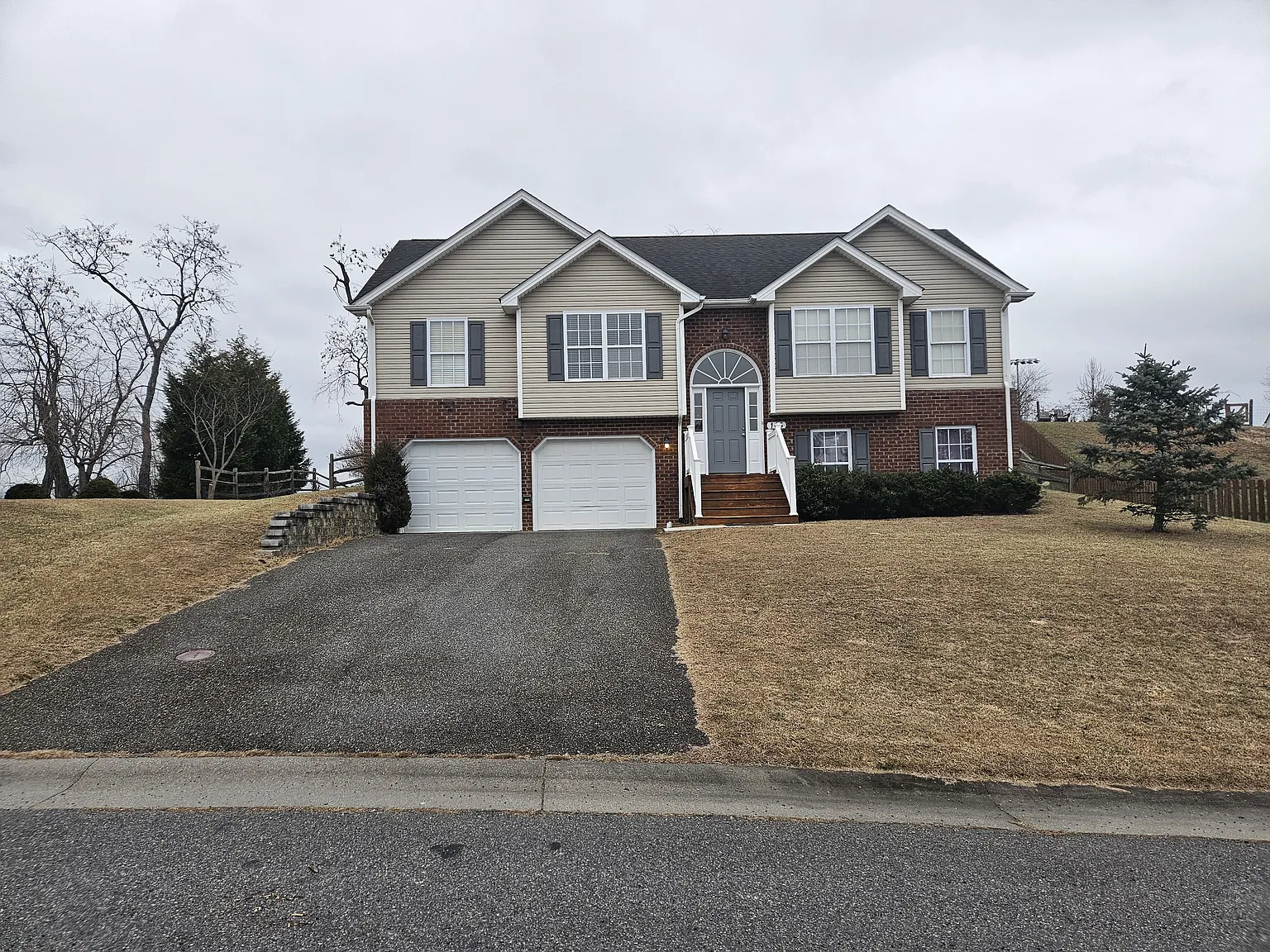 165 Windsor Dr — Photo 3