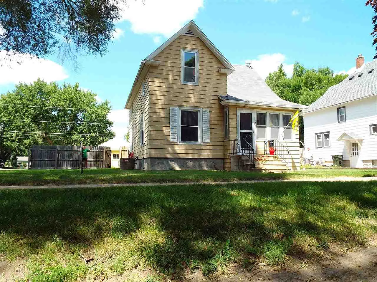 1001 Forest Ave photo 1