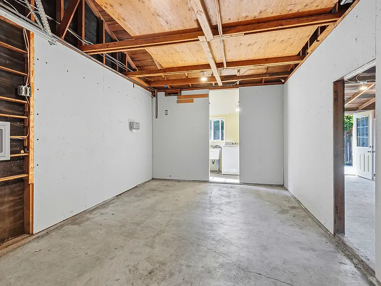 218 Mora St — Photo 35