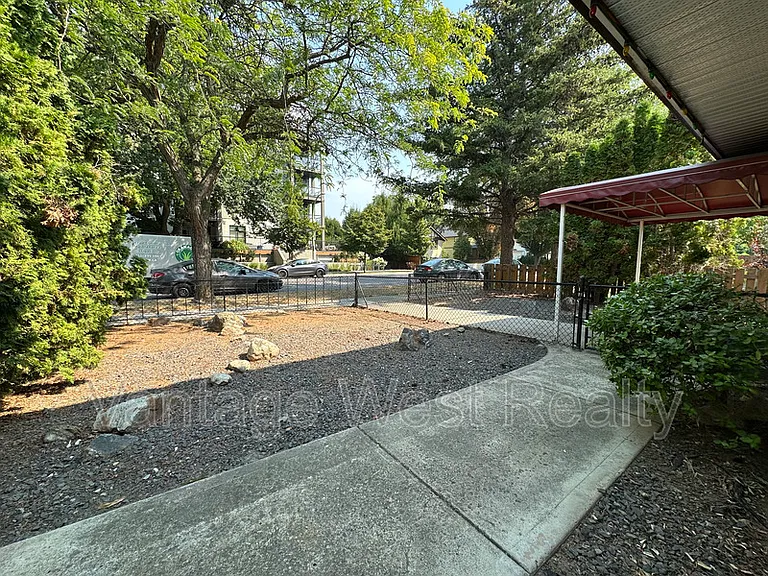 723A Stockwell Ave — Photo 24