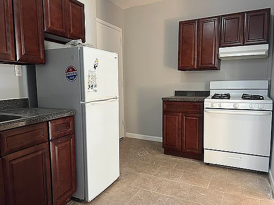 2nd image of 318 E 106th St APT 12