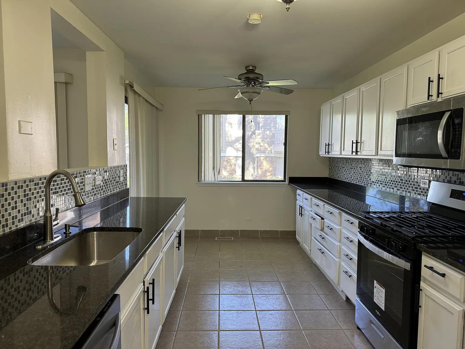 223 Deerpath Ct — Photo 3