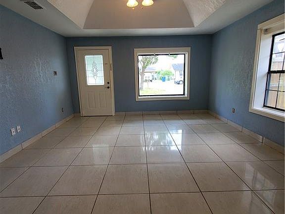 5th image of 715 W Mahl St