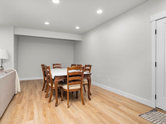 5th image of 207 W Sycamore Ln