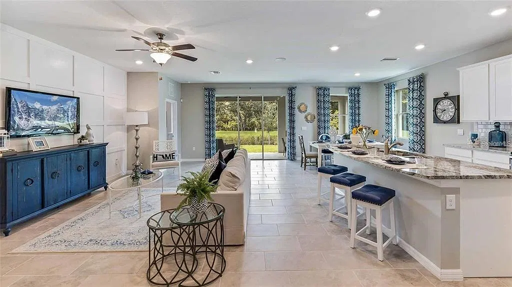 4 bed, 2.5 bath, 2045 sqft, $3,500 — Photo 3