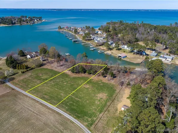 9 Old Camp Ln, Deltaville, VA 23043