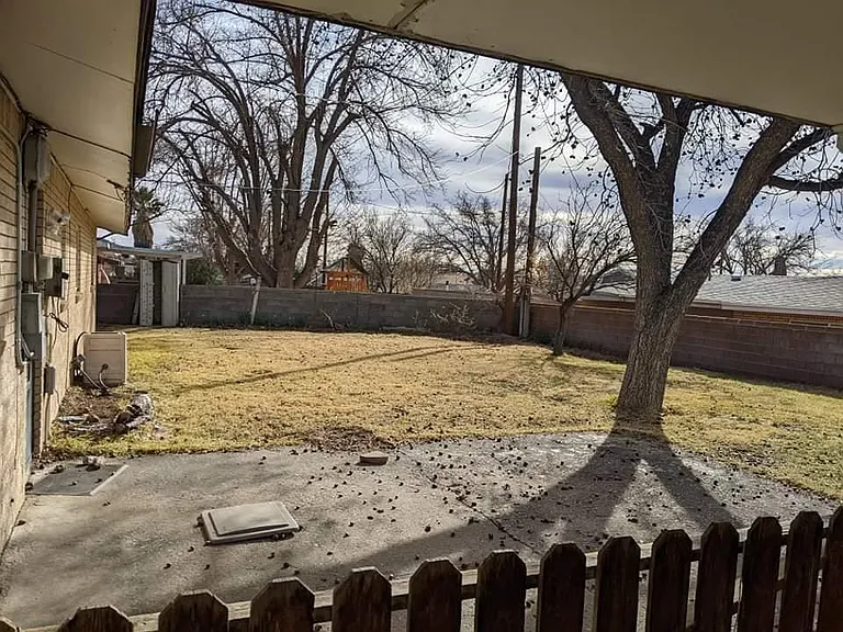 2000 Thomas Dr — Photo 3