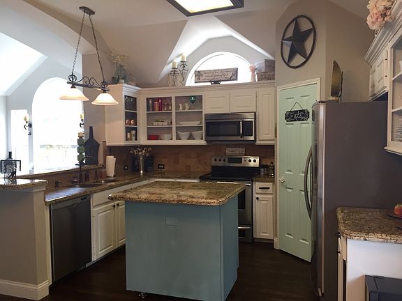 4th image of 1612 Castle Rock Dr