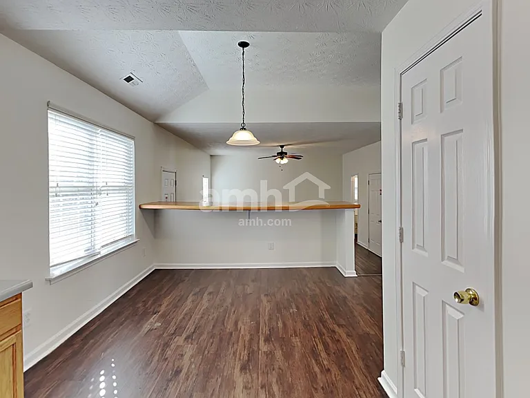 2521 Fairstone Ave — Photo 4