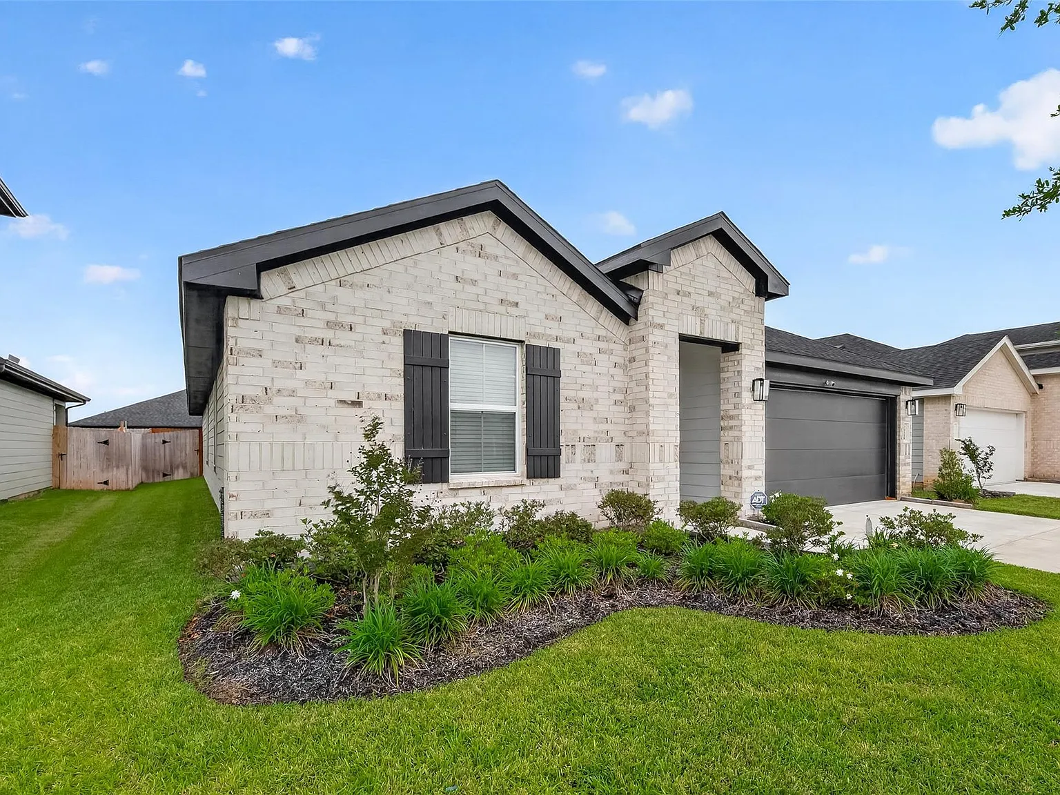 4 bed, 2.0 bath, 2031 sqft, $2,350 — Photo 3