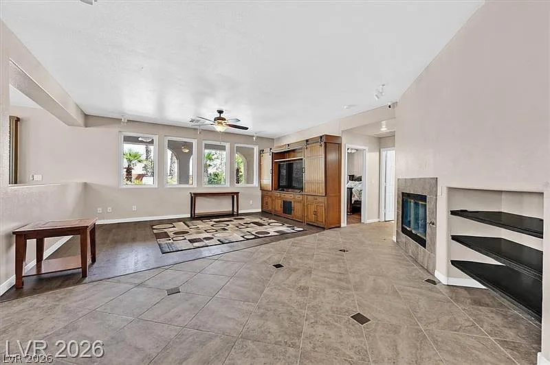 6 bed, 3.0 bath, 3866 sqft, $5,300 — Photo 3