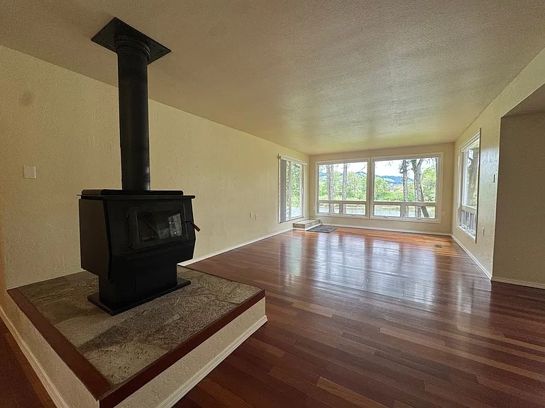 15928 N Umpqua Hwy — Photo 5