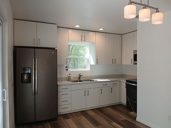 Kitchen, all new cabinets and countertops.