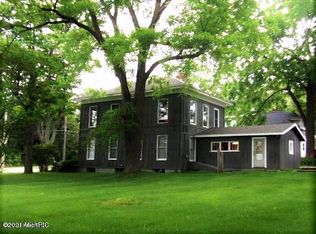 8449 Mill St, Onekama, MI 49675