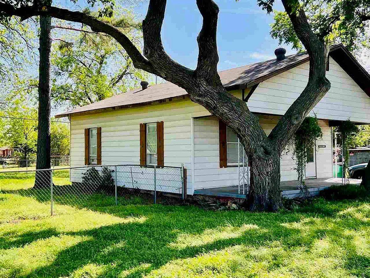 Building Photo - 301 W Daisy St