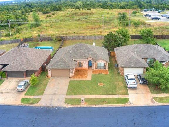 3rd image of 213 Sandstone Dr