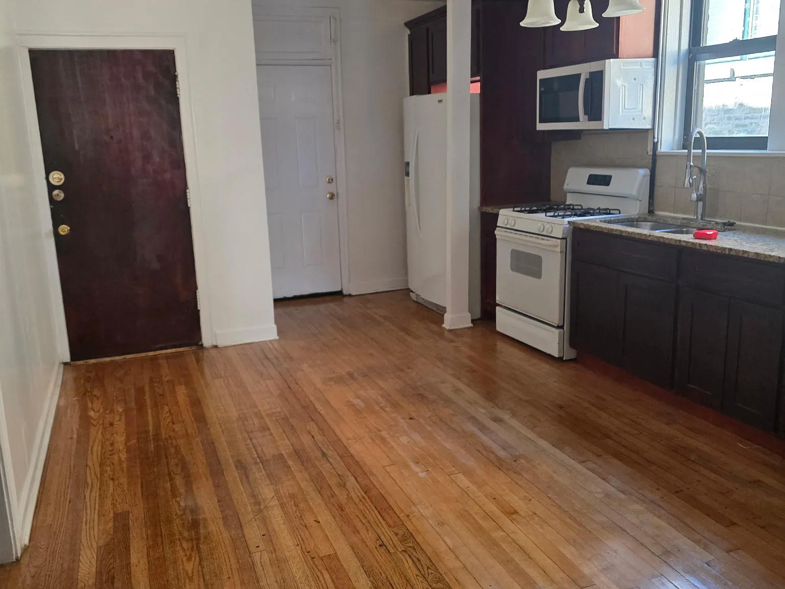 3 bed, 1300 sqft, $1,999 — Photo 2
