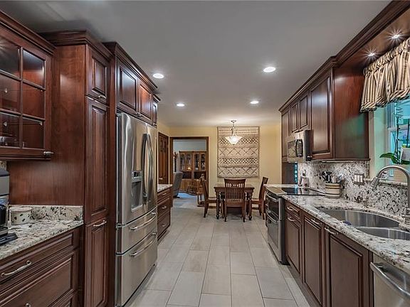 4th image of 12420 Longview Dr