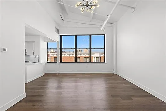 3 bed, 2.0 bath, 1308 sqft, $5,000 — Photo 3
