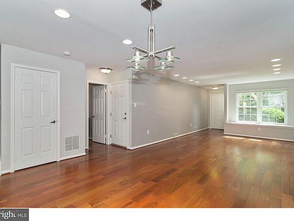 3rd image of 209 Mulberry Pl