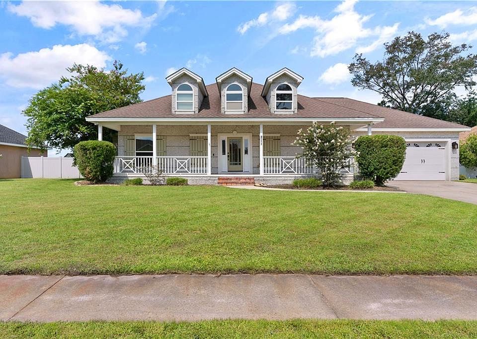 1st image of 211 Wellington Pl