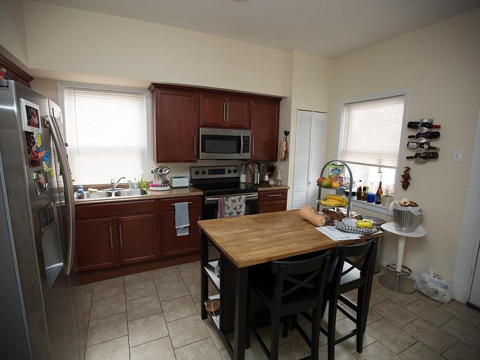 2nd image of 3226 N Sacramento Ave APT 2F