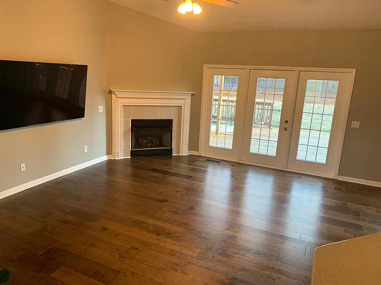 200 Rothbury Dr — Photo 4