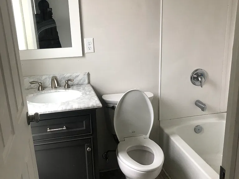 1800 E 5th St #6 — Photo 5