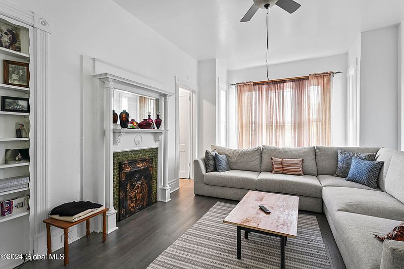 4th image of 135 5th Avenue
