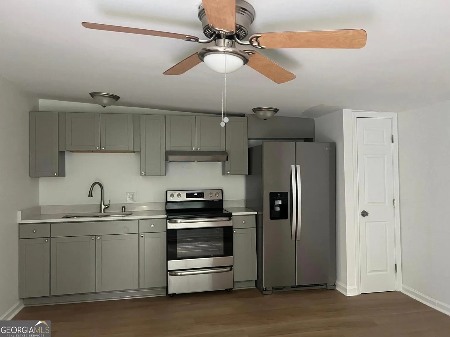 2 bed, 1.0 bath, $1,800 — Photo 2