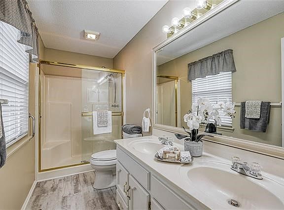 5th image of 319 NE Orchard Dr