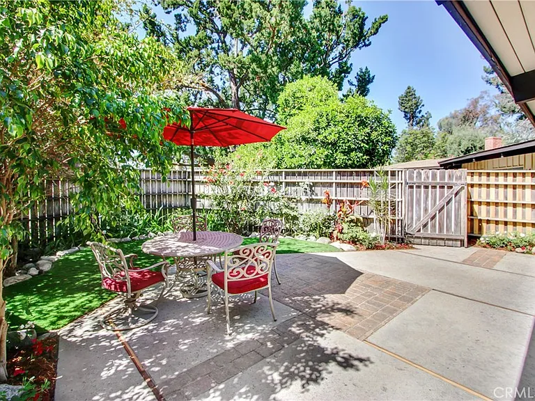 10446 Alta Loma Dr — Photo 12