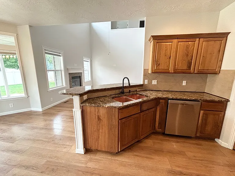 562 N Paddington Pl — Photo 7