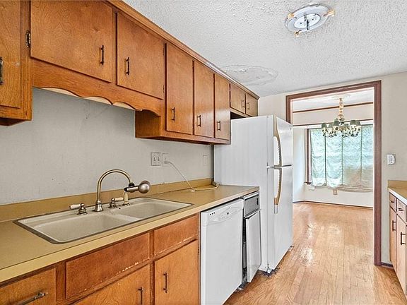 5th image of 529 Highland Woods Dr W