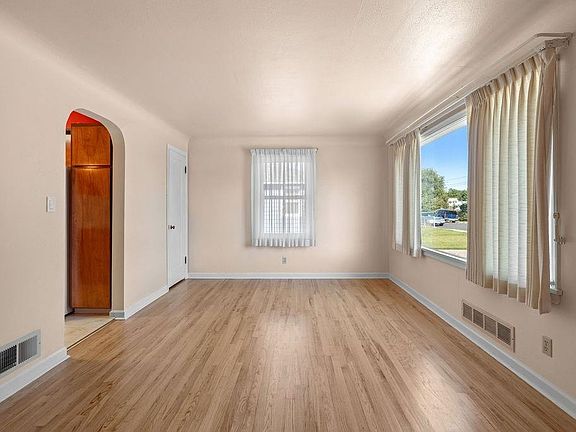 4th image of 404 E Kiernan Ave