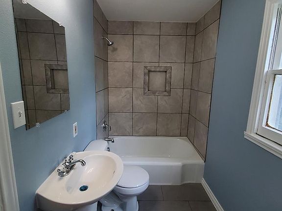 4th image of 646 Glazebrook St #2