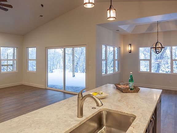 5th image of 700 SE Stonebridge Dr