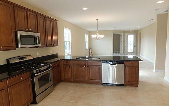 5th image of 215 Woodhouse Ln