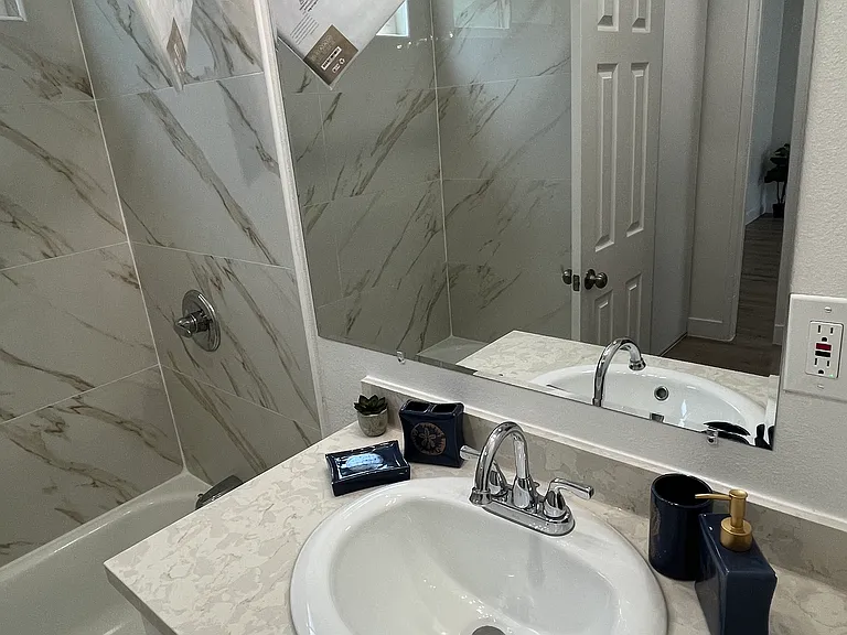 5548 Yarmouth Ave #8 — Photo 4