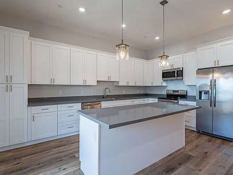 1645 E Cheery Lynn Rd — Photo 21