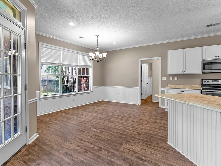 3933 Oak Forest Dr — Photo 9