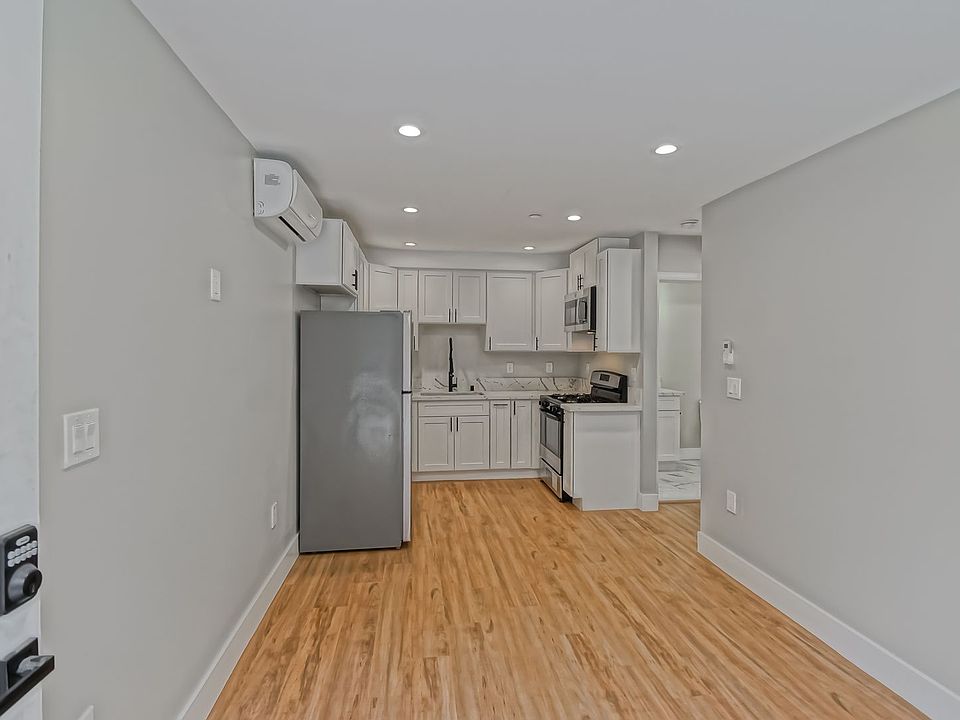 1st image of 1923 Vanderbilt Ln #I