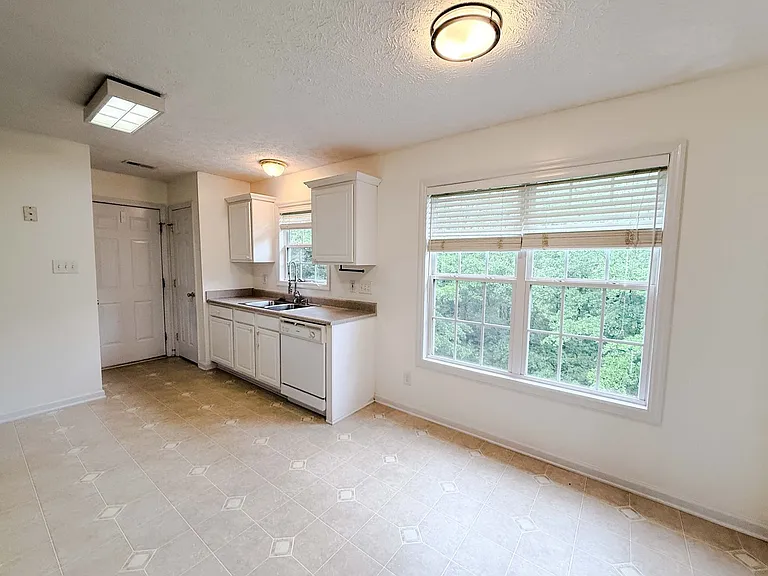 7704 Redwood Ave — Photo 5