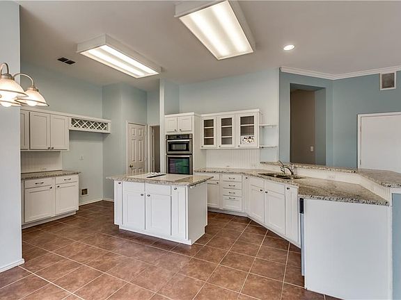 3rd image of 1717 Blackstone Dr